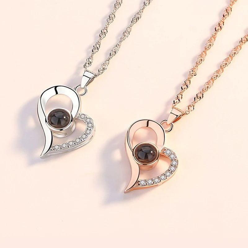 100 Languages Projection Necklace - Luxe 'I Love You' Ketting met Rozendoos