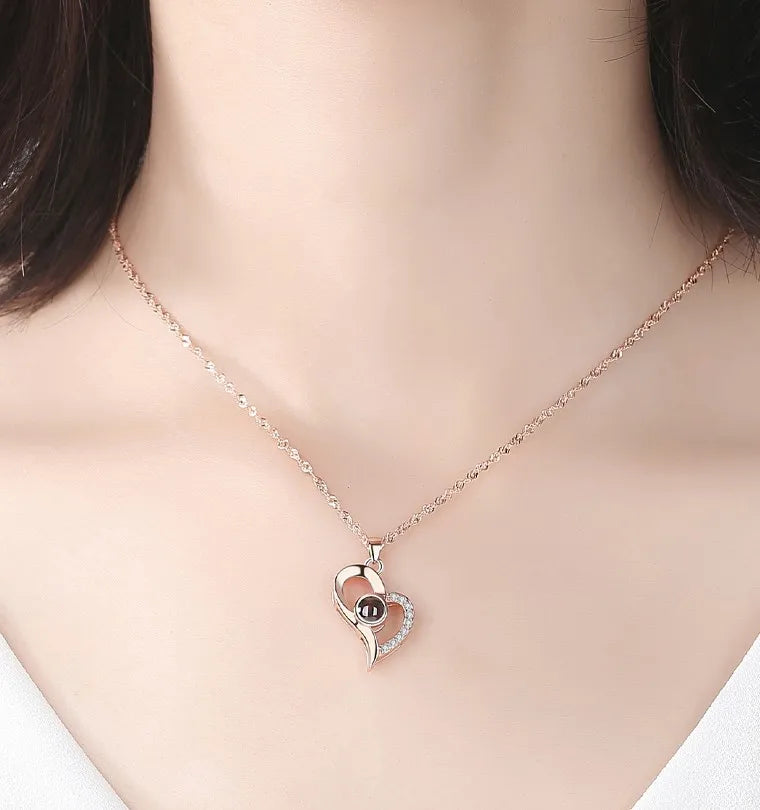 100 Languages Projection Necklace - Luxe 'I Love You' Ketting met Rozendoos